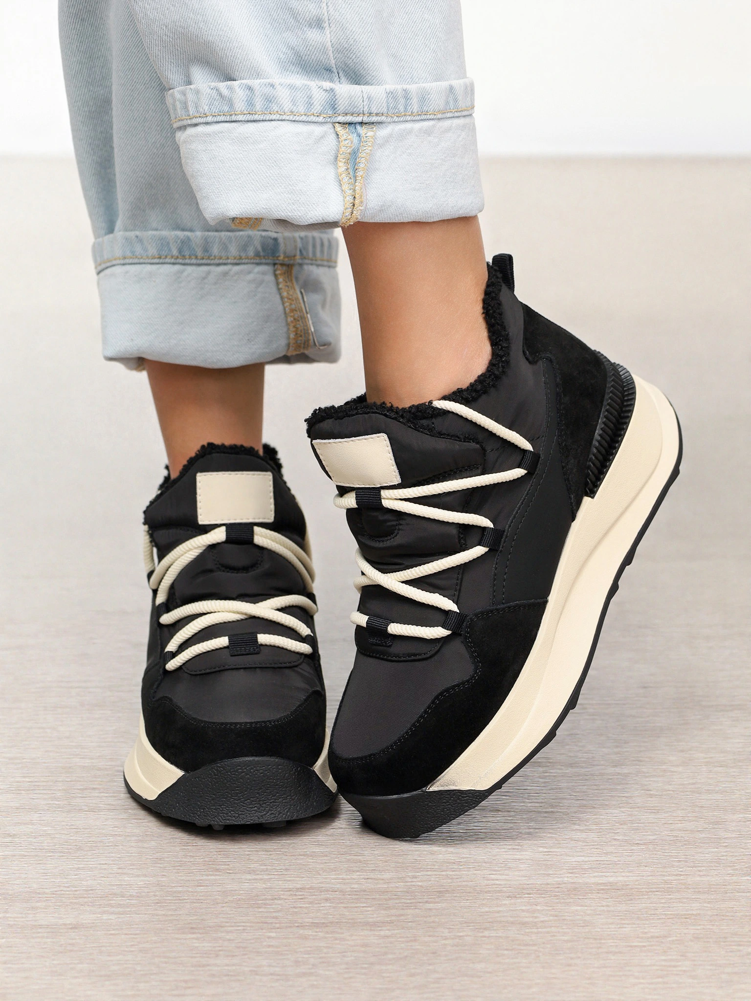 Ботинки комбинированные черного цвета на контрастной средней подошве